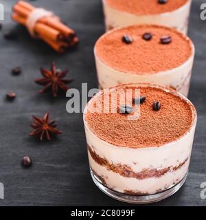 Di vetro riempita con il Tiramisù cremoso e di savoiardi Foto Stock