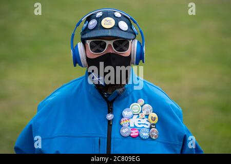 Edimburgo, Scozia, Regno Unito. 20 luglio 2020. Dimostrazione Pro-Scottish Independence organizzata dal gruppo All Under One Banner (AUOB) al di fuori del Parlamento scozzese a Holyrood a Edimburgo oggi. Iain Masterton/Alamy Live News Foto Stock