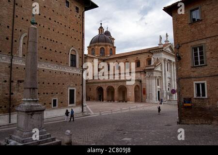 15/09/13, Urbino, Italia - Chiesa cattolica di S. Maria Assunta. Concetto di turismo Foto Stock