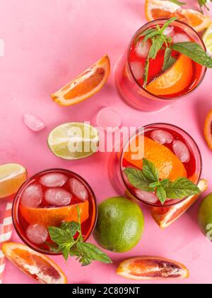 Cocktail rosso fresco ghiacciato con arancio sangue Foto Stock