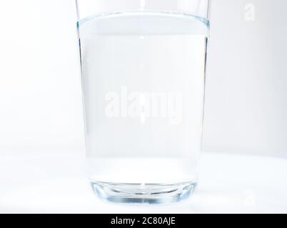 Bicchiere di acqua isolato con percorso di clipping incluso Foto Stock