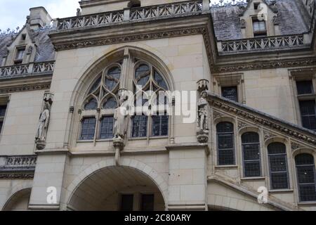 Foto ad angolo basso del castello di Pierrefonds durante il giorno Francia Foto Stock