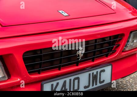 Ferrari 348 TB (Berlinetta) (1993) parcheggiata presso il Rural Shopping Yard, Castle Ashby, Northampton, Inghilterra, Regno Unito. Foto Stock