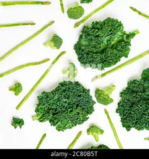 Layout creativo fatto di kale. Lay piatto. Concetto di cibo. Foto Stock