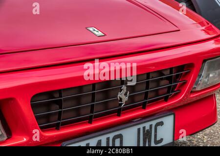 Ferrari 348 TB (Berlinetta) (1993) parcheggiata presso il Rural Shopping Yard, Castle Ashby, Northampton, Inghilterra, Regno Unito. Foto Stock