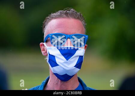 Edimburgo, Scozia, Regno Unito. 20 luglio 2020. Dimostrazione Pro-Scottish Independence organizzata dal gruppo All Under One Banner (AUOB) al di fuori del Parlamento scozzese a Holyrood a Edimburgo oggi. Iain Masterton/Alamy Live News Foto Stock