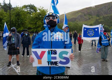 Edimburgo, Scozia, Regno Unito. 20 luglio 2020. Dimostrazione Pro-Scottish Independence organizzata dal gruppo All Under One Banner (AUOB) al di fuori del Parlamento scozzese a Holyrood a Edimburgo oggi. Iain Masterton/Alamy Live News Foto Stock