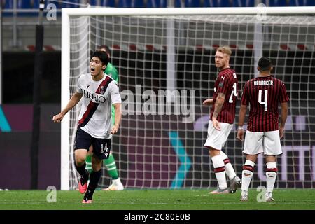 Milano - 18 luglio 2020: Takehiro Tomiyasu del Bologna FC celebra dopo aver segnato un gol durante la Serie A UNA partita di calcio tra AC Milan e Bologna FC. AC Milan ha vinto il 5-1 rispetto al Bologna FC. Credit: Nicolò campo/Alamy Live News Foto Stock