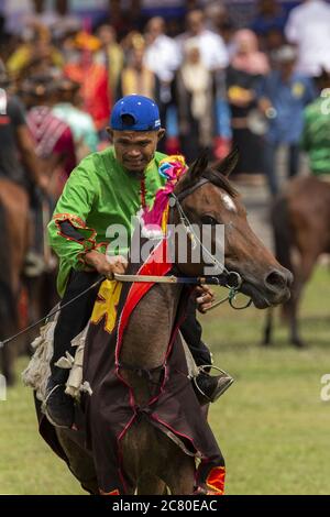 Tamu Besar festival Kota Belud Sabah Borneo Malesia tradizioni cowboy sud-est asiatico costume cavallo Foto Stock