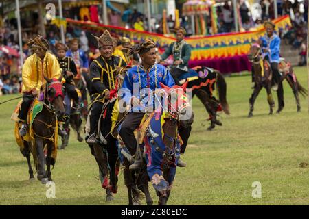 Tamu Besar festival Kota Belud Sabah Borneo Malesia tradizioni cowboy sud-est asiatico costume cavallo Foto Stock