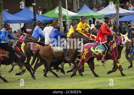 Tamu Besar festival Kota Belud Sabah Borneo Malesia tradizioni cowboy sud-est asiatico costume cavallo Foto Stock