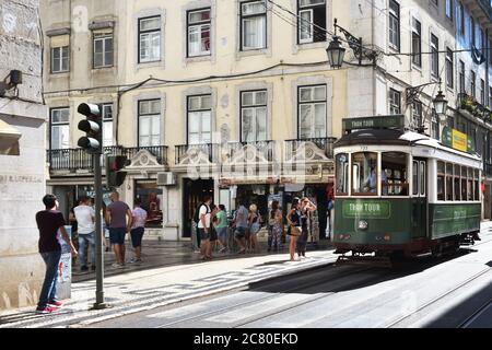 LISBONA, PORTOGALLO - 11 giugno 2017: Tram verde vintage mostrato su una strada. I tram antichi sono uno dei simboli principali della capitale del Portogallo. Concentrarsi sul movimento Foto Stock