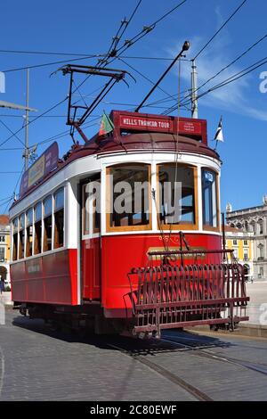 LISBONA, PORTOGALLO - 11 giugno 2017: Tram rosso d'epoca mostrato sulla piazza Praca de Comercio (piazza del Commercio), simbolo della Lisbona - capitale del Portogallo Foto Stock