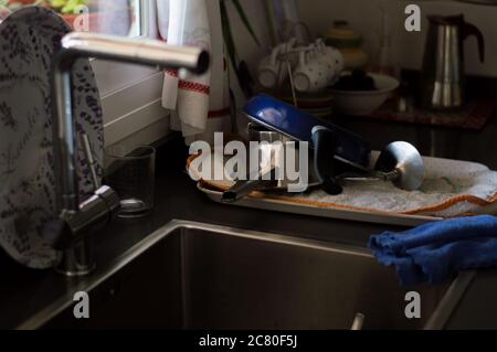 Lavandino e rubinetto da cucina con piatti lavati sul lato Foto Stock