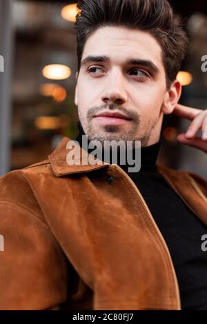 Ritratto di un bell'uomo casual che guarda in sicurezza all'esterno Foto Stock