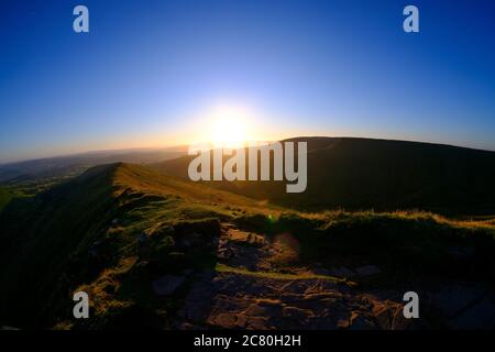 Brecon, Regno Unito. 20 luglio 2020. Un camminatore gode l'alba nel Brecon Beacons Credit: Mark Lewis/Alamy Live News Foto Stock