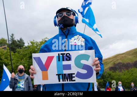 Edimburgo, Scozia, Regno Unito. 20 luglio 2020. Dimostrazione Pro-Scottish Independence organizzata dal gruppo All Under One Banner (AUOB) al di fuori del Parlamento scozzese a Holyrood a Edimburgo oggi. Iain Masterton/Alamy Live News Foto Stock