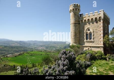 Torre Magdala di fronte a un prato verde a Rennes-le-Chateau, Francia Foto Stock