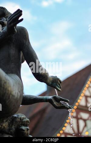 Il mercato di Plochingen nel primo piano la Fontana Foto Stock