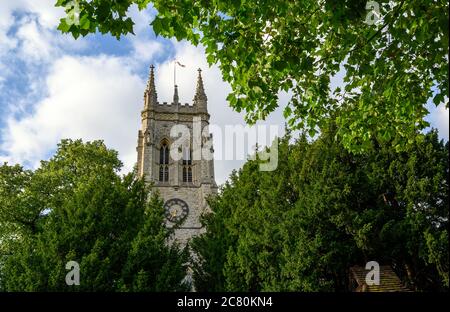 Beckenham (Greater London), Kent, Regno Unito. Chiesa di San Giorgio a Beckenham con una torre quadrata incorniciata da alberi. Una chiesa parrocchiale della Chiesa d'Inghilterra. Foto Stock