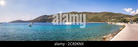 Bella stagione vicino alla spiaggia di Mikros Gialos nel villaggio di Poros, isola di Lefkada, Grecia. Foto Stock