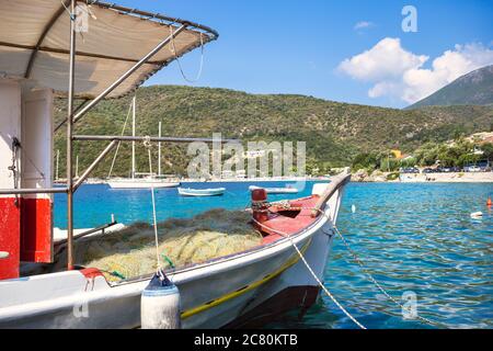 Particolare di una barca da pesca in legno con reti da pesca in un piccolo porticciolo nella baia di Poros sull'isola di Lefkada, Grecia. Foto Stock