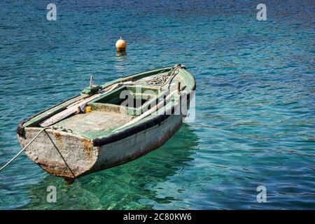 Un vecchio peschereccio in legno in un piccolo porticciolo nella baia di Poros sull'isola di Lefkada, Grecia. Foto Stock