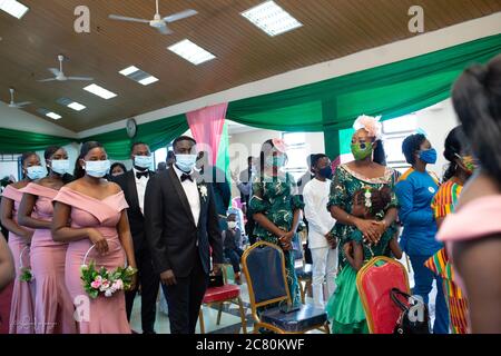 Una cerimonia nuziale tenuta con la distanza sociale e le persone che indossano la maschera durante la pandemia del coronavirus. Kumasi, Ghana, Africa occidentale. Foto Stock