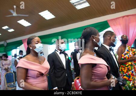 Una cerimonia nuziale tenuta con la distanza sociale e le persone che indossano la maschera durante la pandemia del coronavirus. Kumasi, Ghana, Africa occidentale. Foto Stock