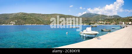 Bella stagione vicino alla spiaggia di Mikros Gialos nel villaggio di Poros, isola di Lefkada, Grecia. Foto Stock