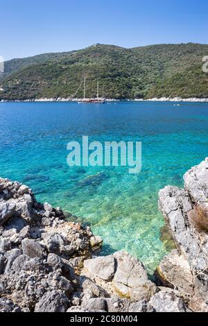 Bella stagione vicino alla spiaggia di Mikros Gialos nel villaggio di Poros, isola di Lefkada, Grecia. Foto Stock