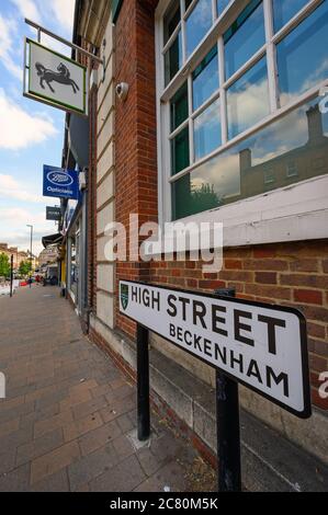 Beckenham (Greater London), Kent, Regno Unito. Beckenham High Street con l'indicazione High Street. Vista sul marciapiede (marciapiede) con negozi e pedoni. Foto Stock