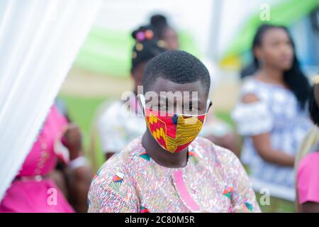 Una cerimonia nuziale tenuta con la distanza sociale e le persone che indossano la maschera durante la pandemia del coronavirus. Kumasi, Ghana, Africa occidentale. Foto Stock