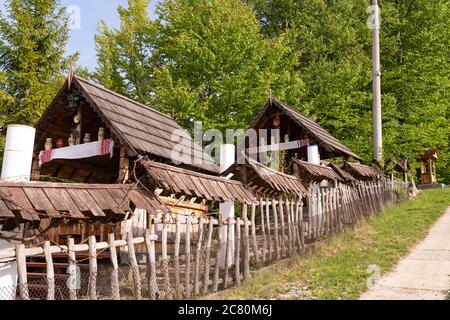 Etno villaggio in montagna, case di legno, primavera Foto Stock