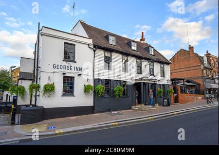 Beckenham (Greater London), Kent, Regno Unito. Il George Inn, un vecchio pub situato in Beckenham High Street. Il George Inn risale al 1647 circa. Foto Stock