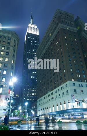 Midtown, Manhattan, New York City, New York, Stati Uniti - scena di strada sotto la pioggia a Greeley Square con l'Empire state. Foto Stock