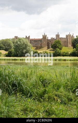 Framlingham Castle, un antico monumento medievale del 12 ° secolo, l'esterno delle mura, Framlingham, Suffolk East Anglia UK Foto Stock