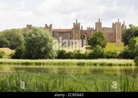 Framlingham Castle, un antico monumento medievale del 12 ° secolo, l'esterno delle mura, Framlingham, Suffolk East Anglia UK Foto Stock