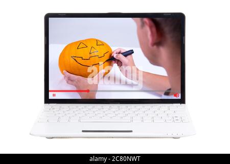 video blog e tutorial concetto - uomo che mostra come fare jack-o-lanterna per halloween Foto Stock