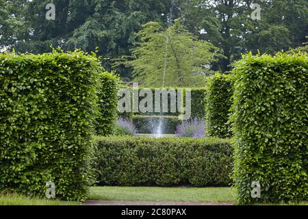 Vista della Fontana Centrale e siepi di faggio a Scampston Hall con giardino recintato progettato dall'architetto olandese del giardino paesaggistico Piet Oudolf Foto Stock