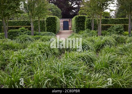 Vista delle derive del giardino d'erba all'interno delle mura Giardino della residenza signorile di Regency Scampston Hall a nord Yorkshire Foto Stock