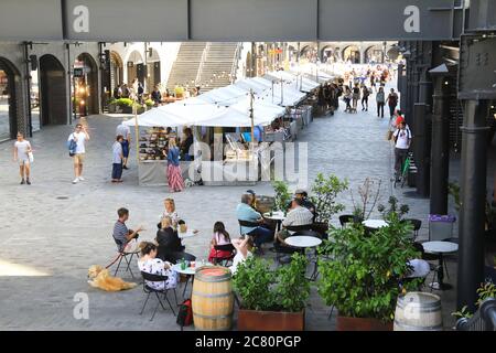 Indipendente, artigianale Canopy Market, temporaneamente situato presso i cantieri alla moda Coal Drop nel post Covid mesi, a Kings Cross, a nord di Londra, Regno Unito Foto Stock