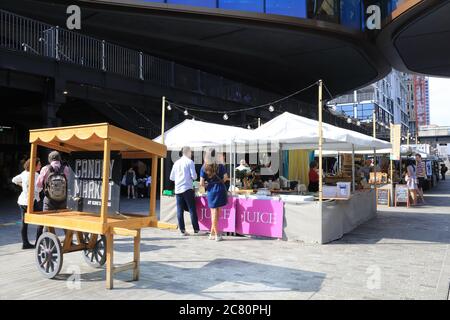 Indipendente, artigianale Canopy Market, temporaneamente situato presso i cantieri alla moda Coal Drop nel post Covid mesi, a Kings Cross, a nord di Londra, Regno Unito Foto Stock