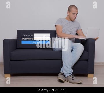 internet e social media concept - bell'uomo seduto con il computer e la casella di login Foto Stock