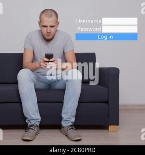 nome utente e password - giovane uomo bello seduto sul divano con telefono cellulare e pannello di login Foto Stock
