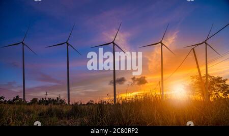 Turbina eolica o il potere di vento tradotto in elettricità, protezione ambientale rendono il mondo non caldo. Foto Stock