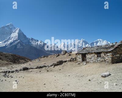 Incredibile casa in pietra nel mezzo della catena Himalayana. Altitudine elevata e molto spazio per la copia. Nepal Foto Stock