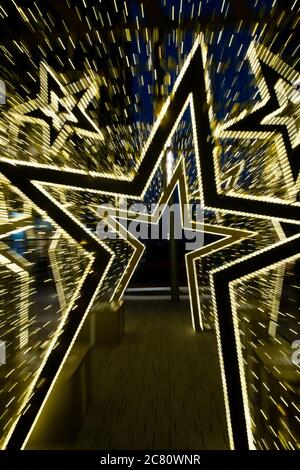 LONDRA, REGNO UNITO - 27 dicembre 2019: Lo Starbox al festival di luci Winterfest a Wembley Park, Londra. Foto Stock