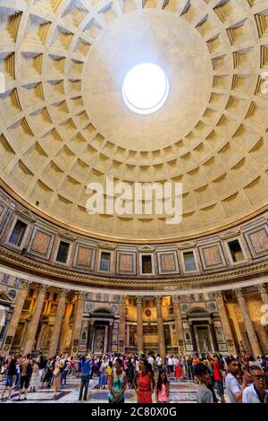 Interno del Pantheon, ora basilica di Santa Maria e dei Martiri a Roma. L'enorme cupola, Rotunda che torreggia sopra il turista all'interno dell'edificio. Foto Stock