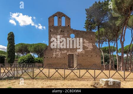 Rovine della facciata della Chiesa di San Nicola sulla antica strada romana Via Appia, città di Roma, Italia Foto Stock